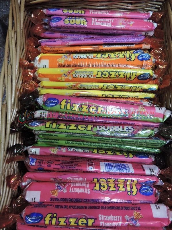 Beacon Fizzers Assorted Candy – 24-Pack Bulk Halloween Party Favours, Cream Soda/Grape/Strawberry